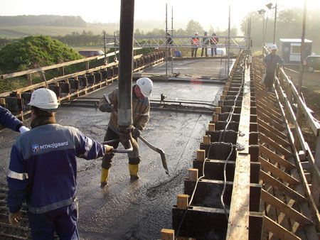 Første vejbro i selvkompakterende beton